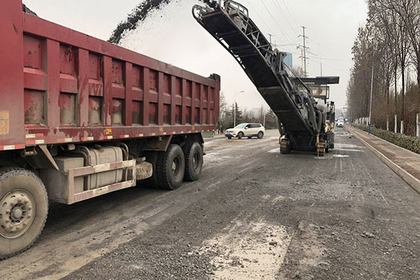 濟(jì)南路面機(jī)械設(shè)備產(chǎn)生漏砂問(wèn)題如何處理？